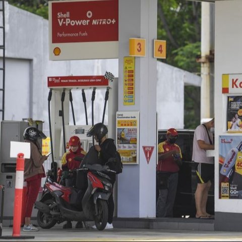 Kelangkaan bahan bakar minyak (BBM) di SPBU Shell disebabkan kendala pengadaan dan penyaluran, sementara pemerintah tengah berkoordinasi untuk memastikan ketersediaan BBM.
