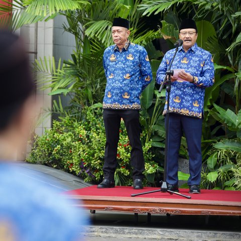 Gus Ipul dalam apel di halaman kantor Kemensos