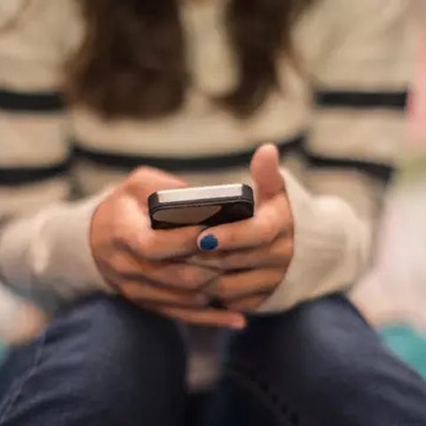 Jangan hanya berfokus pada layar handphone, tapi cobalah untuk melihat sekeliling kamu. (Ilustrasi: timedotcom.files.wordpress.com)