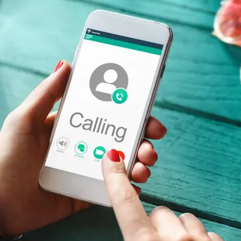 Jangan hanya berfokus pada layar handphone, tapi cobalah untuk melihat sekeliling kamu. (Ilustrasi: timedotcom.files.wordpress.com)