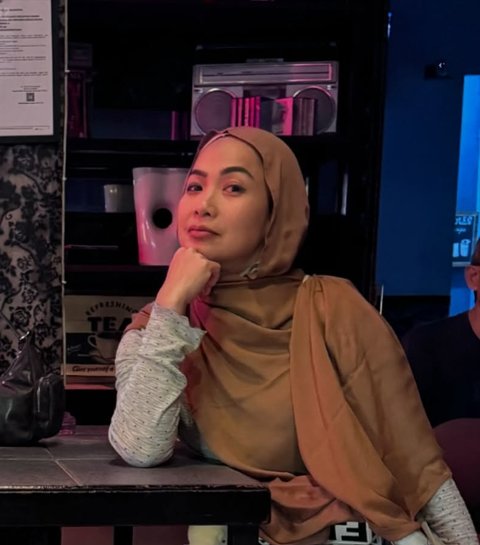 Momen Feni Rose Nonton Anaknya Manggung di Cafe, Duduk Sebelahan bak Bestie