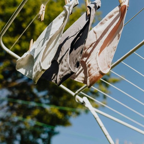 Memakai pantyliner bisa membuat miss V tetap kering dan tidak begitu lembap, tapi amankah dipakai sehari-hari? Simak penjelasan dokter.