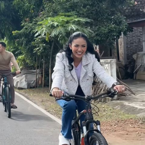 Potret Kris Dayanti Gowes di Plataran Heritage Borobudur, Pamer Look Simpel Tapi Elegan