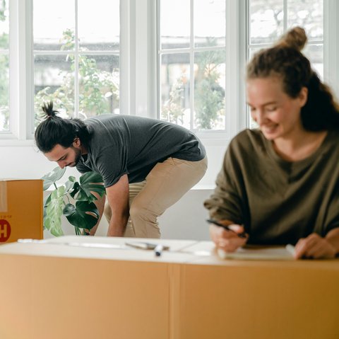 Ilustrasi pindah rumah.