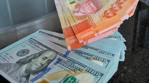Pegawai memperlihatkan mata uang rupiah di salah satu gerai penukaran mata uang di Jakarta, Kamis (5/1/2023). Mengutip data Bloomberg pukul 15.00 WIB, rupiah ditutup turun 0,22 persen atau 34