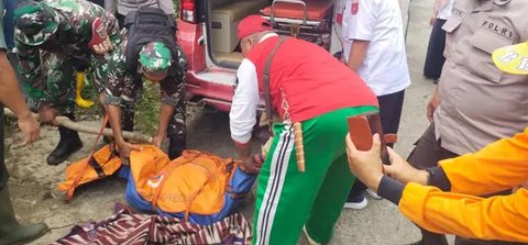 Evakuasi jasad petani kopi yang tewas diduga dimangsa harimau di Lampung Barat, pinggang-kaki korban hilang. Foto : (Istimewa).