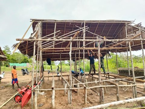 TNI bangun rumah warga miskin di Papua