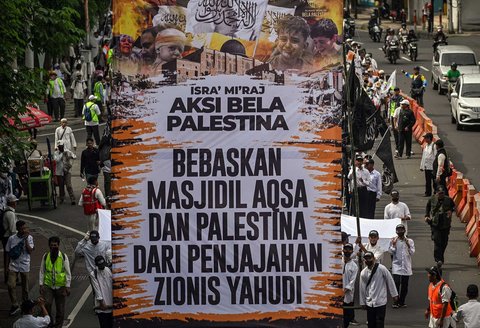 Massa aksi saat unjuk rasa mendukung rakyat Palestina dan menuntut diakhirinya perang di Gaza, di Surabaya, (02/02/2025).