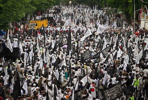 Massa aksi saat unjuk rasa mendukung rakyat Palestina dan menuntut diakhirinya perang di Gaza, di Surabaya, (02/02/2025).