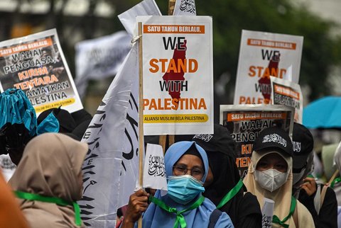 Massa aksi saat unjuk rasa mendukung rakyat Palestina dan menuntut diakhirinya perang di Gaza, di Surabaya, (02/02/2025).