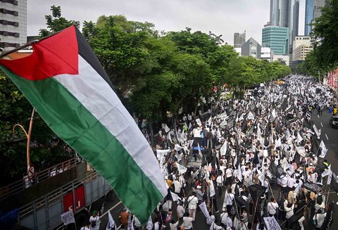 Massa aksi saat unjuk rasa mendukung rakyat Palestina dan menuntut diakhirinya perang di Gaza, di Surabaya, (02/02/2025).