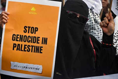 Massa aksi saat unjuk rasa mendukung rakyat Palestina dan menuntut diakhirinya perang di Gaza, di Surabaya, (02/02/2025).