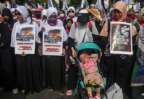 Massa aksi saat unjuk rasa mendukung rakyat Palestina dan menuntut diakhirinya perang di Gaza, di Surabaya, (02/02/2025).