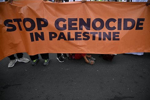 Massa aksi saat unjuk rasa mendukung rakyat Palestina dan menuntut diakhirinya perang di Gaza, di Surabaya, (02/02/2025).