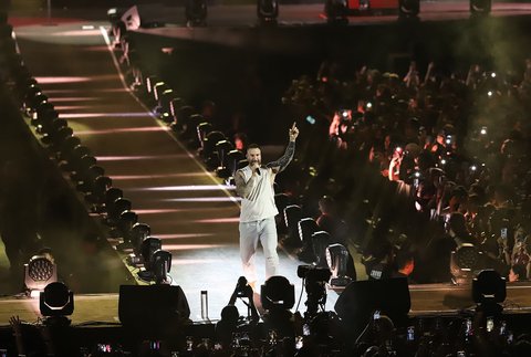 Vokalis grup band asal Los Angeles, Amerika Serikat, Maroon 5 Adam Levine tampil dalam konser bertajuk Maroon 5 in Asia 2025 di Jakarta International Stadium (JIS), Jakarta, Sabtu (1/2/2025).