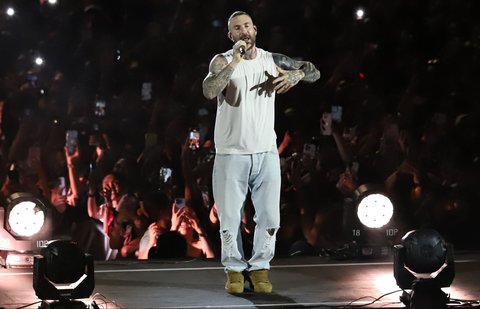 Vokalis grup band asal Los Angeles, Amerika Serikat, Maroon 5 Adam Levine tampil dalam konser bertajuk Maroon 5 in Asia 2025 di Jakarta International Stadium (JIS), Jakarta, Sabtu (1/2/2025).