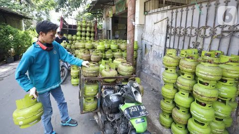 Pekerja mengangkut tabung gas elpiji 3Kg di salah satu agen di kawasan Jakarta, Senin (13/6/2022). PT Pertamina (Persero) menerima tambahan belanja BBM dan LPG sebesar Rp235 miliar. Dengan ta
