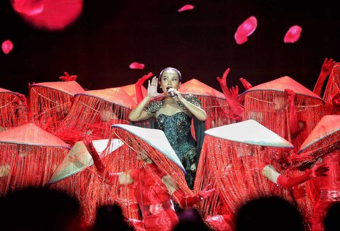 Konser tunggal Yura Yunita di Istora Senayan, Jakarta, Minggu (02/02/2025).
