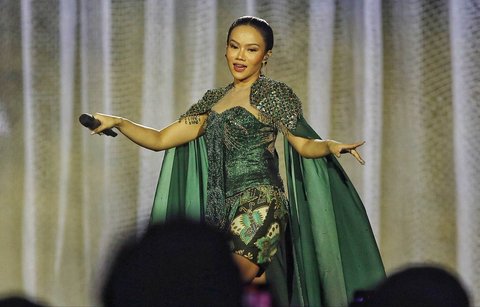 Konser tunggal Yura Yunita di Istora Senayan, Jakarta, Minggu (02/02/2025).