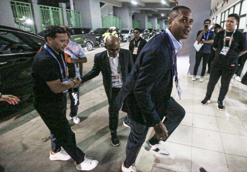 Pelatih Timnas Indonesia Patrick Kluivert bersama Asisten Pelatih Denny Landzaat  saat tiba di Stadion Patriot Candrabhaga, Bekasi, Minggu (2/2/2025),