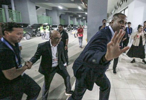 Pelatih Timnas Indonesia Patrick Kluivert bersama Asisten Pelatih Denny Landzaat  saat tiba di Stadion Patriot Candrabhaga, Bekasi, Minggu (2/2/2025),