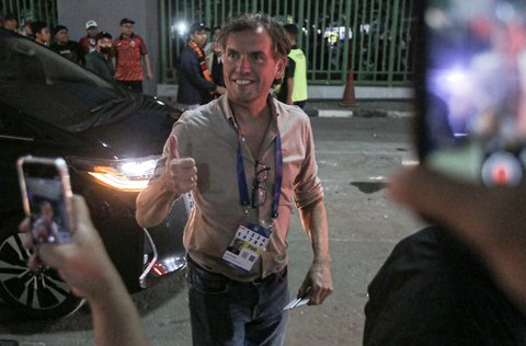 Asisten Pelatih Alex Pastoor saat tiba di Stadion Patriot Candrabhaga, Bekasi, Minggu (2/2/2025).