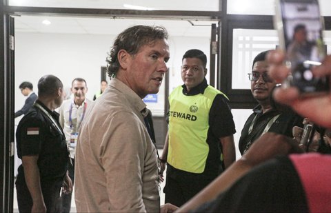 Asisten Pelatih Alex Pastoor saat tiba di Stadion Patriot Candrabhaga, Bekasi, Minggu (2/2/2025).
