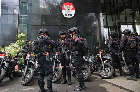 Polisi bersenjata gas air mata melakukan penjagaan di Gedung Merah Putih KPK, Jakarta, selama pemeriksaan Sekjen PDIP Hasto Kristiyanto berlangsung, Kamis (20/2/2025).