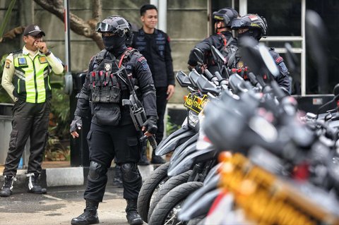 Polisi bersenjata gas air mata melakukan penjagaan di Gedung Merah Putih KPK, Jakarta, selama pemeriksaan Sekjen PDIP Hasto Kristiyanto berlangsung, Kamis (20/2/2025).