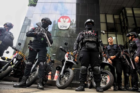 Polisi bersenjata gas air mata melakukan penjagaan di Gedung Merah Putih KPK, Jakarta, selama pemeriksaan Sekjen PDIP Hasto Kristiyanto berlangsung, Kamis (20/2/2025).