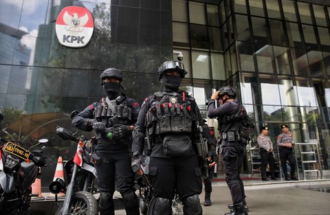 Polisi bersenjata gas air mata melakukan penjagaan di Gedung Merah Putih KPK, Jakarta, selama pemeriksaan Sekjen PDIP Hasto Kristiyanto berlangsung, Kamis (20/2/2025).