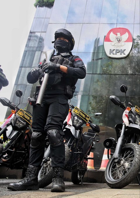 Polisi bersenjata gas air mata melakukan penjagaan di Gedung Merah Putih KPK, Jakarta, selama pemeriksaan Sekjen PDIP Hasto Kristiyanto berlangsung, Kamis (20/2/2025).