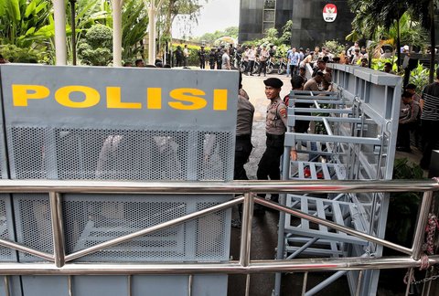 Polisi melakukan penjagaan di Gedung Merah Putih KPK, Jakarta, selama pemeriksaan Sekjen PDIP Hasto Kristiyanto berlangsung, Kamis (20/2/2025).
