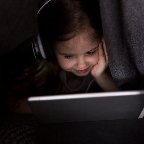 Ilustrasi Anak Bermain Gadget di Ruangan Gelap