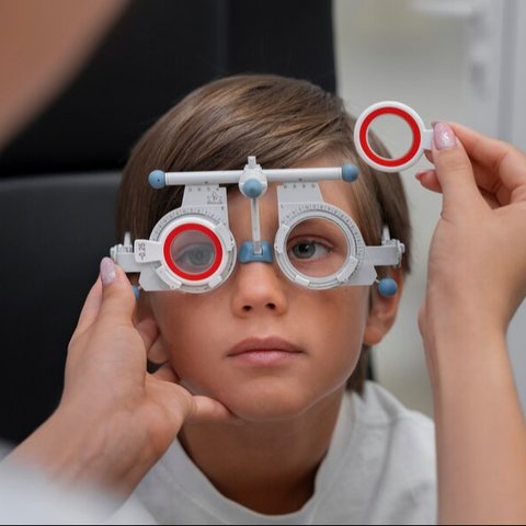 Kenali gejala gangguan penglihatan dan lindungi mata anak dengan membatasi penggunaan gadget sejak dini. (Sumber: KMN EyeCare/freepik).