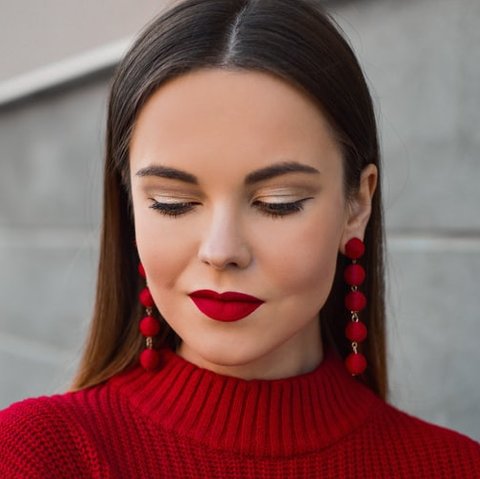 Ilustrasi Mengaplikasikan Makeup Credit: pexels.com/Tamara