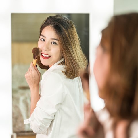 Mengenakan riasan wajah./Copyright shutterstock.com/g/topnatthapon