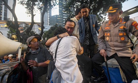Mensesneg Prasetyo Hadi menangis dan memeluk mahasiswa saat menemui massa aksi 'Indonesia Gelap' di kawasan Patung Kuda, Jakarta, Kamis (20/2/2025).