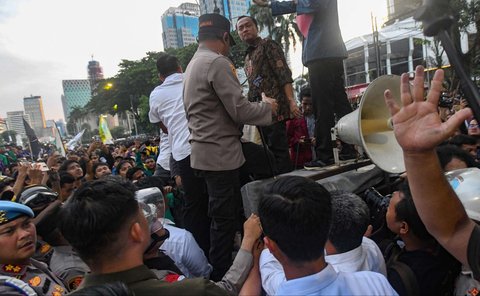 Pantauan di lapangan, Prasetyo Hadi dikawal anggota polisi berjalan menuju ke mobil komando. Kedatangannya untuk memenuhi permintaan massa aksi.
