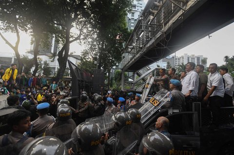 Barisan aparat kepolisian saat berjaga selama aksi demo 'Indonesia Gelap' di kawasan Patung Kuda, Jakarta, Kamis (20/2/2025).