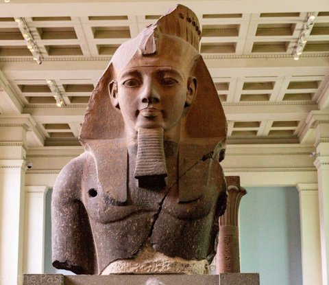 Patung Firaun Ramses II yang dipajang di British Museum di London.