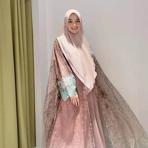 Rekomendasi Baju Lebaran Brokat dari Artis yang Elegan dan Memukau