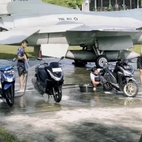 Bule Bingung Jet Tempur F-16 Indonesia Dicuci Anggota TNI AU Pakai Sabun