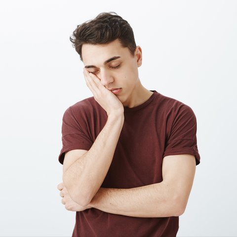 Ilustrasi badan lemas, lesu, tidak bersemangat. (Photo cookie_studio Copyright by Freepik)