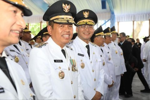 Pasangan Dedi Mulyadi dan Erwan Setiawan resmi menjabat Gubernur dan Wakil Gubernur Jawa Barat, dengan total kekayaan mencapai puluhan miliar rupiah; mari kita telusuri detailnya!