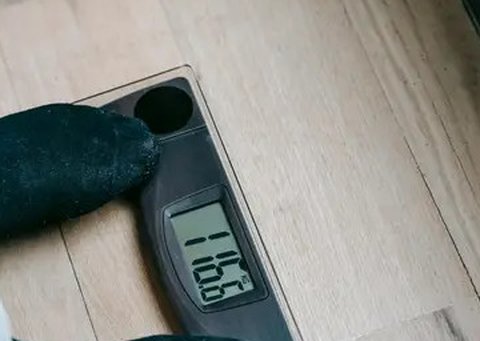 Ilustrasi timbangan berat badan (sumber foto: pexels,com/Andres Ayrton)