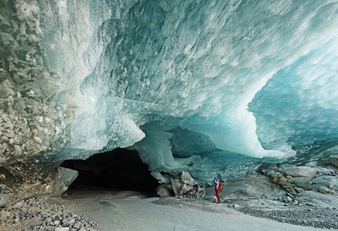 Pendaki beraktifitas sebelum masuk ke dalam  gua es yang terbentuk oleh air saat musim panas pada gletser Morteratsch yang  mencair akibat perubahan iklim di Pegunungan Alpen, Swiss, Sabtu (21/02/ 2025) waktu setempat.