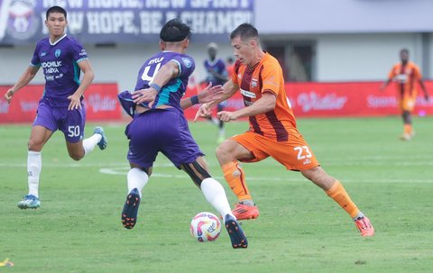 Pemain Borneo FC Mariano Peralta melewati pemain Persita Tangerang  dalam lanjutan pertandingan BRI Liga 1 di Stadion Indomilk Arena, Kabupaten Tangerang, Banten, Sabtu (22/2/2025).