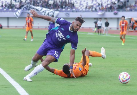 Pemain Persita Tangerang Marios Ogkmpoe (kiri) berebut bola dengan  pemian Borneo FC Ronaldo Rodrigues (kanan) dalam lanjutan pertandingan BRI Liga 1 di Stadion Indomilk Arena, Kabupaten Tangerang, Banten, Sabtu (22/2/2025).