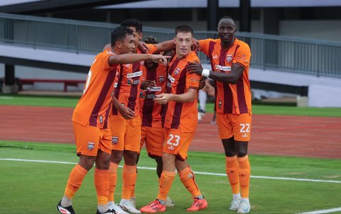 Pemain Borneo FC Mariano Peralta dipeluk rekan-rekannya usai mencetak gol  dalam lanjutan pertandingan BRI Liga 1 di Stadion Indomilk Arena, Kabupaten Tangerang, Banten, Sabtu (22/2/2025).